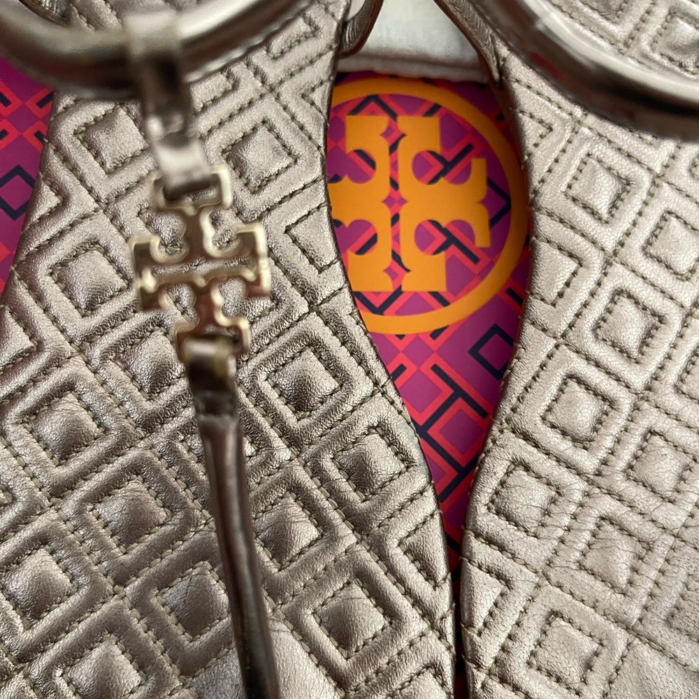 Tory Burch Marion Quilted Sandals
Size 8
Color Mica